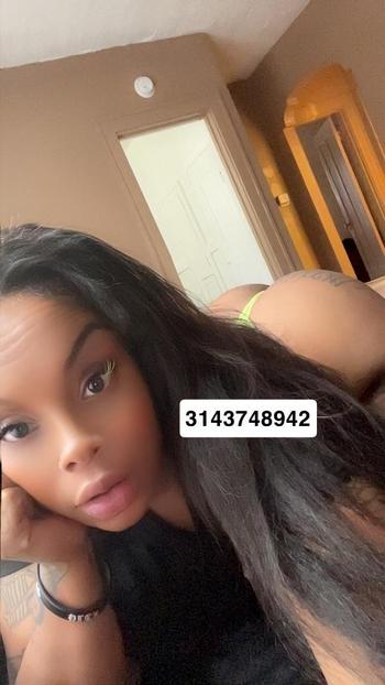 A, 25  female escort, St Louis